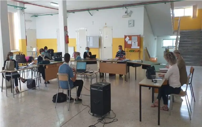 FOTO. Mascherine, distanza e orale: ecco come si sta svolgendo la maturità al tempo del Covid