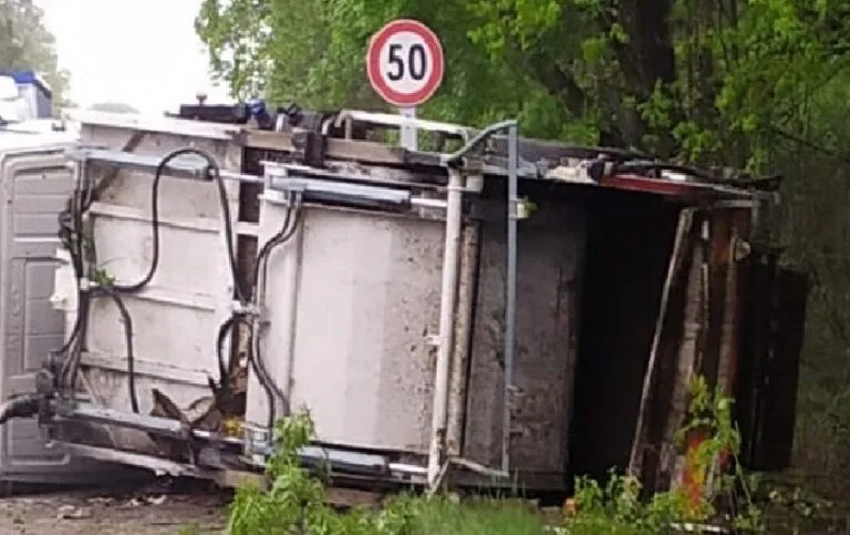 Choc in strada, si ribalta mezzo per raccolta dei rifiuti: addetto all’ospedale