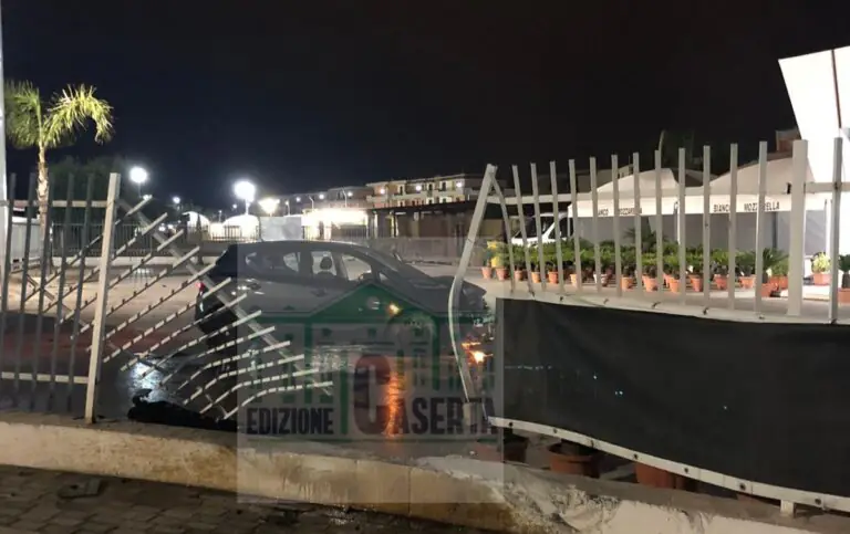 Esce di strada e sfonda cancello del deposito, choc per un 20enne