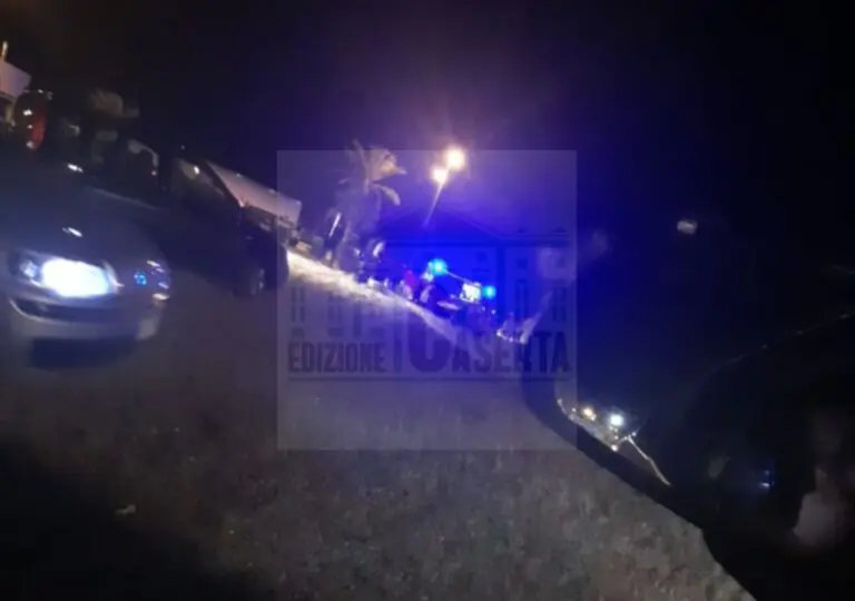 Auto contro moto, incidente choc sul lungomare: feriti due giovani