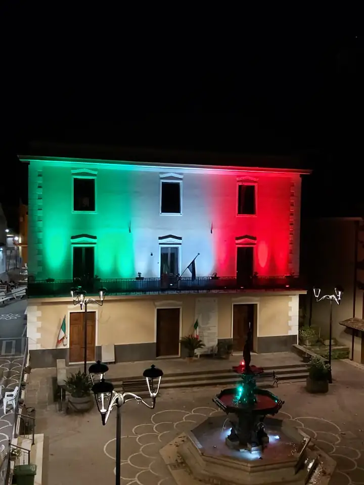 Sparanise: “Piazza Giovanni XXIII si veste con le luci del tricolore”