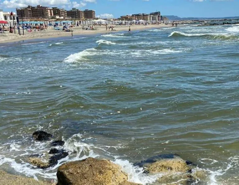 Mare inquinato in Campania, l’elenco dei 10 luoghi da evitare: uno è nel casertano