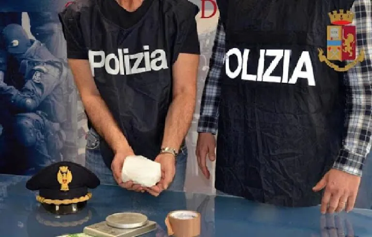 Raduna clienti a casa anche di notte: vendeva cocaina
