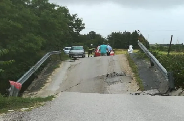 Crolla ponte mentre sta transitando auto, chiuso accesso al Casertano. FOTO