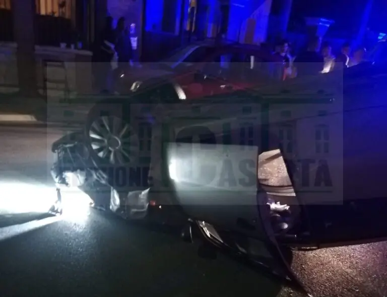 Distrazione fatale, si ribalta con l’auto mentre torna a casa. FOTO