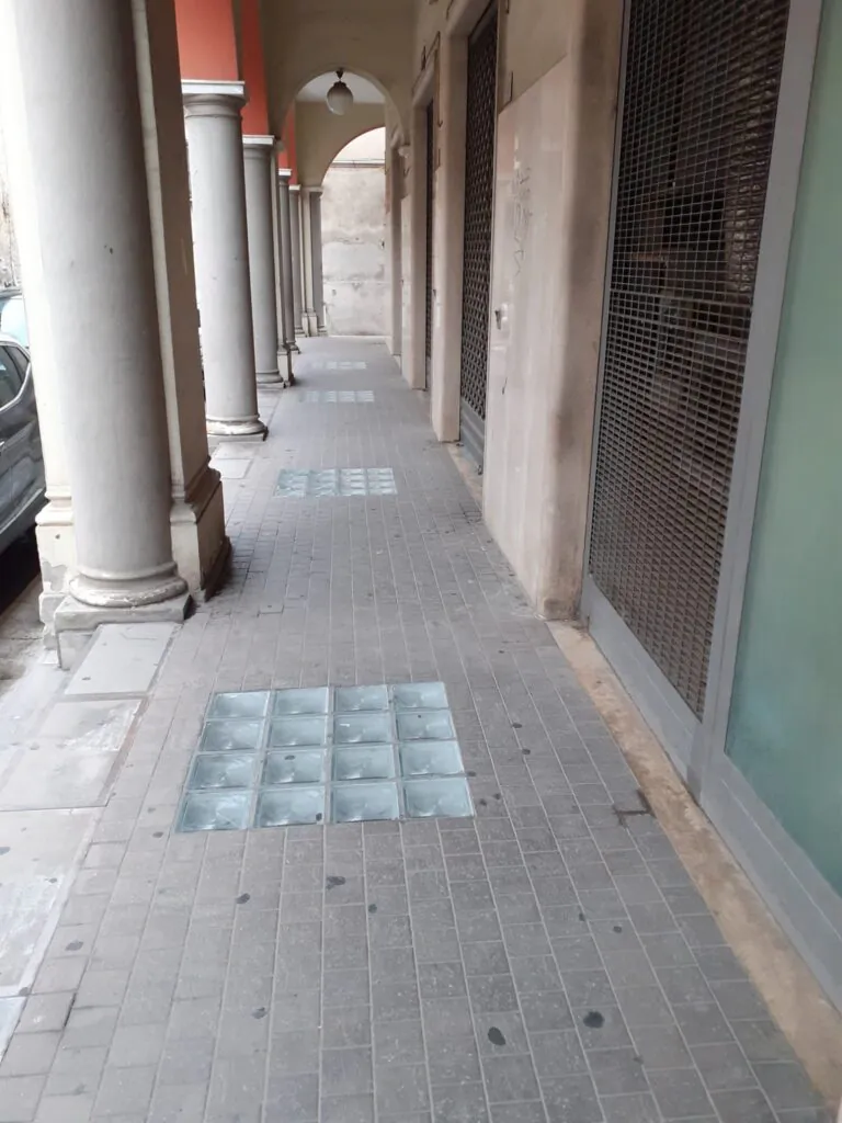 Ostacoli da quasi un metro, Poste off limits per anziani e disabili. FOTO