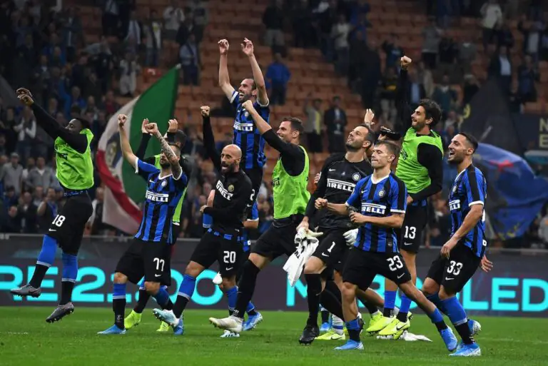 Bandiera dell’Inter atterra a Capodichino e telefona subito all’amico casertano
