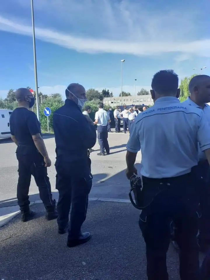 Due clan dietro l’ultima rivolta in carcere, scattano i trasferiti: ci sono pure ras dei Casalesi