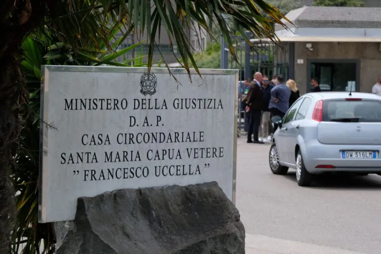 Droga e telefoni nel carcere: 35 indagati