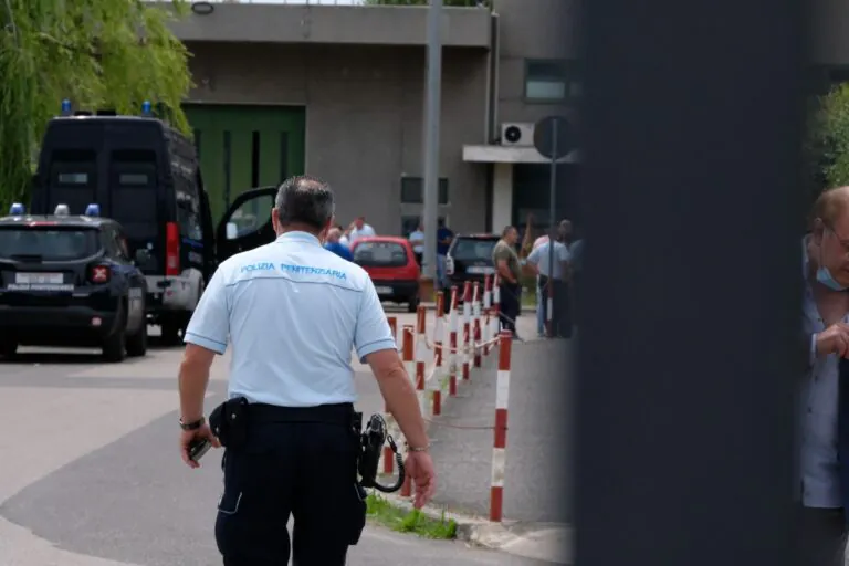 Contagio esplode in carcere, agenti protestano dopo morte del collega