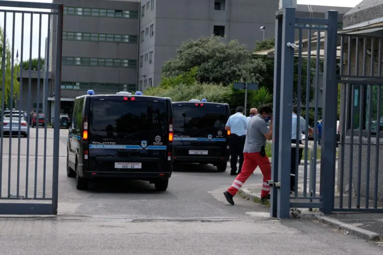 Detenuti malati e carenza di spazi sanitari. Tensioni nel carcere