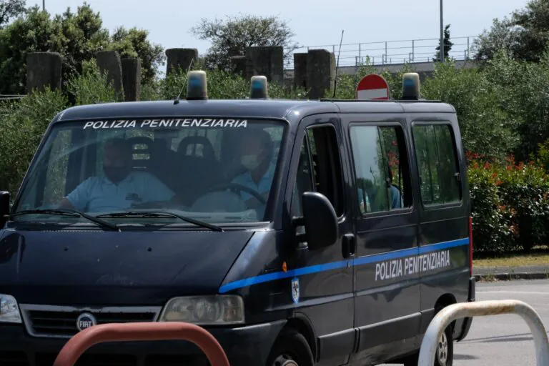 Detenuti fumano canna in carcere, agente li riprende e viene picchiato