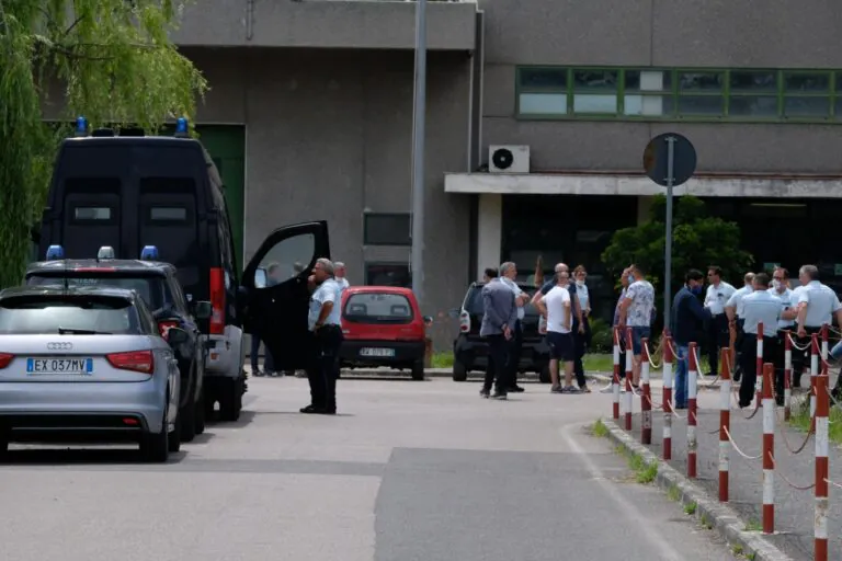 Carcere senza pace: “Esce acqua gialla dai rubinetti e i detenuti hanno macchie sulla pelle”