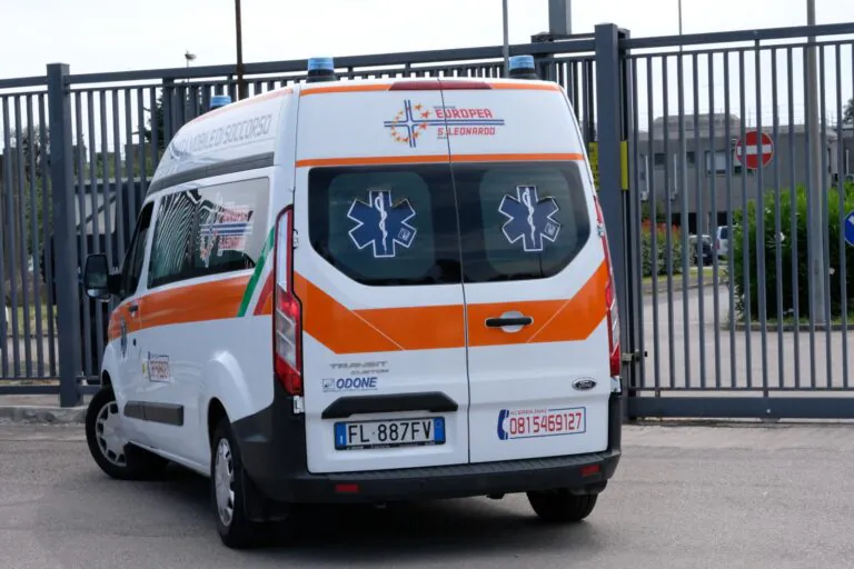 Detenuto si impicca con le lenzuola, choc in cella