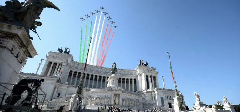 Il cielo della capitale si tinge del “Tricolore” per la “Festa della Repubblica”
