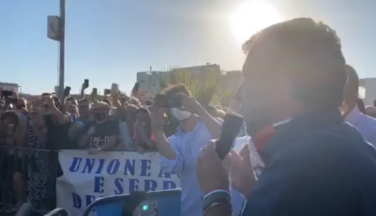 “Ha impedito a Salvini di parlare”. A Mondragone cade la prima testa dopo il caos: si è dimesso