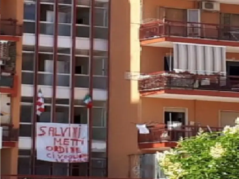 Dai palazzi della zona rossa striscione pro Salvini: “Metti ordine, ci vogliono le palle”. FOTO
