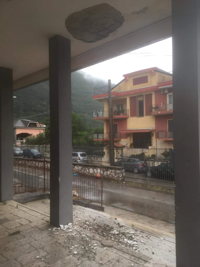 Cede intonaco alla scuola media Gesuè