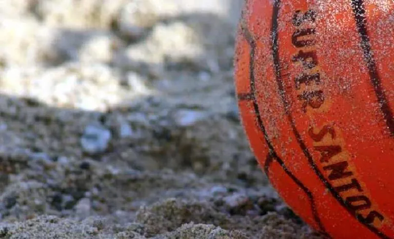Bimbo di 9 anni si accascia mentre gioca a pallone e muore