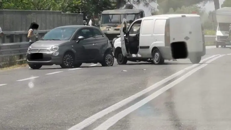 Furgone contro auto, Variante diventa una trappola. Code e paura. FOTO