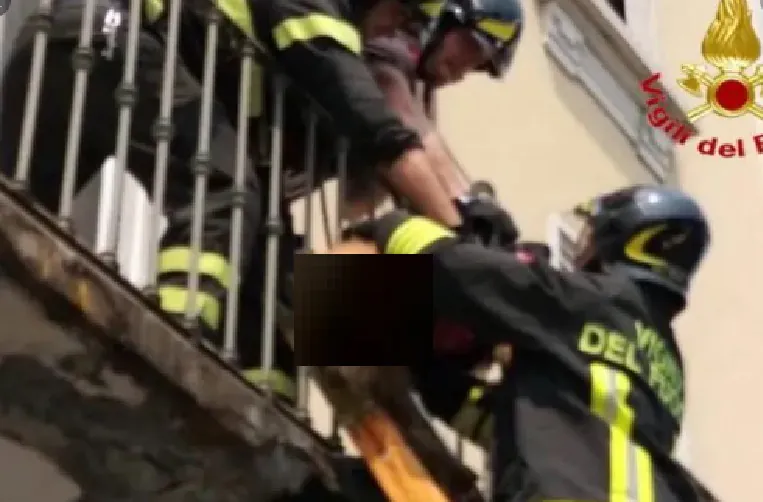 Esplode bombola in casa, coppia investita in pieno