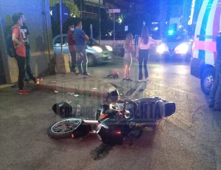 Auto contro moto, 18enne grave dopo un volo di dieci metri