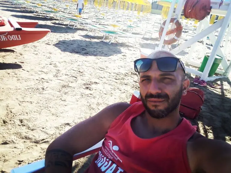 Bagnino di 27 anni muore al ritorno dalla spiaggia, due comunità devastate dal dolore