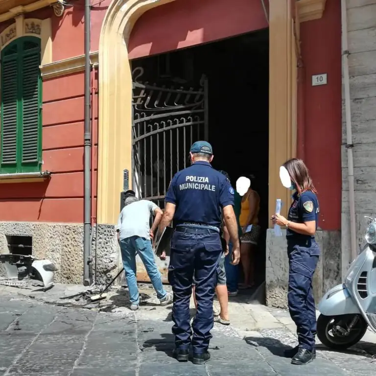 Paura in città: perde il controllo dell’auto e si schianta contro un muro. FOTO