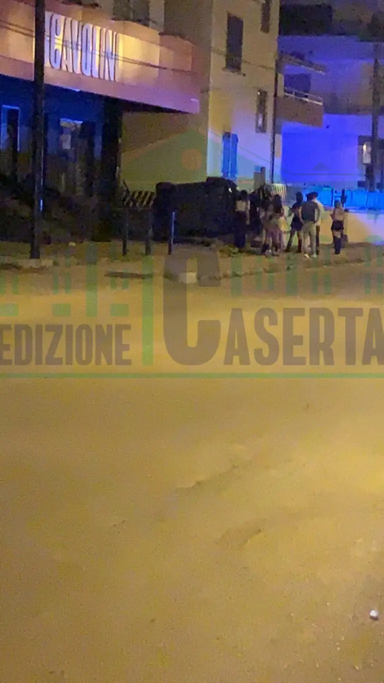 Incidente choc in via Napoli: a tutta birra si capovolgono e centrano palazzina. LE FOTO