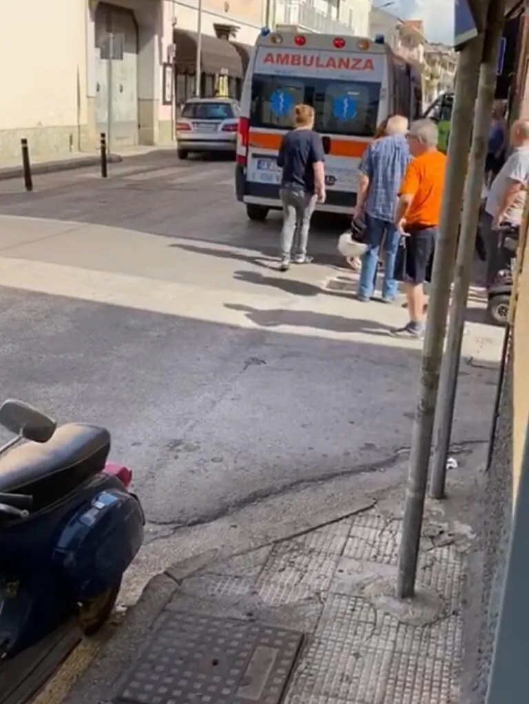 Centrato in sella ad una vecchia Vespa: finisce in ospedale