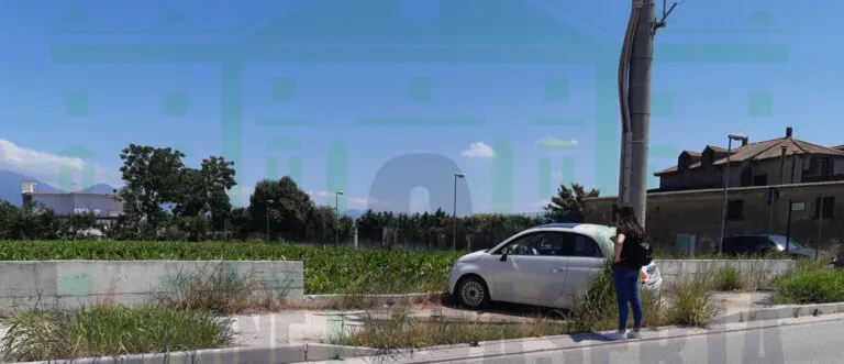Incidente nella Valle: una 500 finisce fuori strada dopo impatto. C’è un ferito