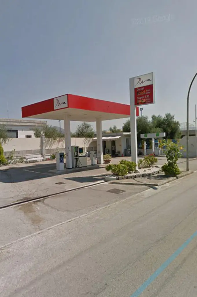 Raid alla pompa di benzina: banda di malviventi fa irruzione nell’office. Individuati dalle forze dell’ordine