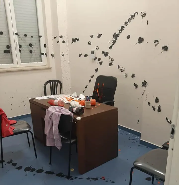 Vandali devastano l’asilo nido comunale: irruzione choc. LE FOTO