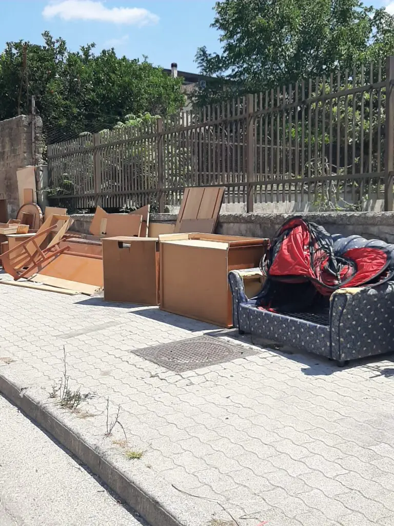 Periferie abbandonate: strade invase dai rifiuti. FOTO