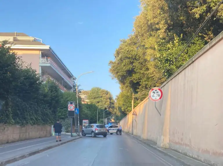 Circolazione interrotta al ponte di Ercole: camion danneggia la segnaletica