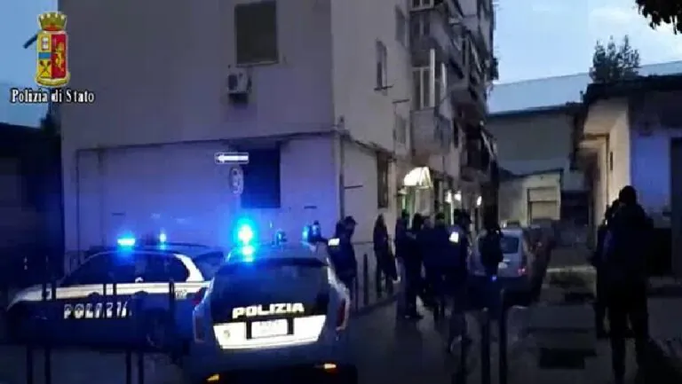 Spaccio nella Valle, retata in corso: raffica di arresti della polizia