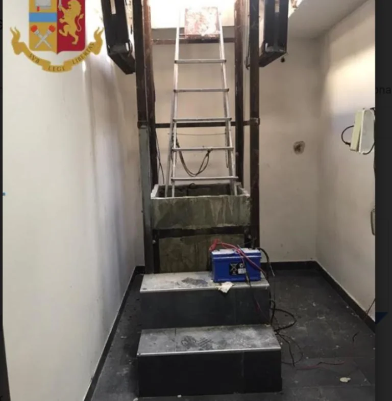 Bunker hi-tech per latitanti nel bagno di una coppia. Foto e video