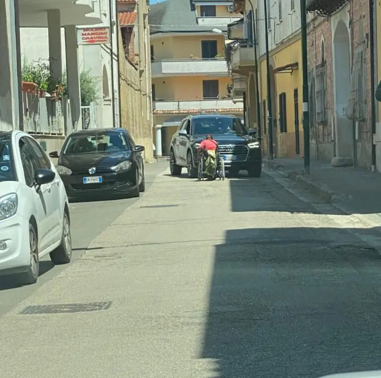 Disabile blocca le auto tra 2 Comuni, gente furiosa