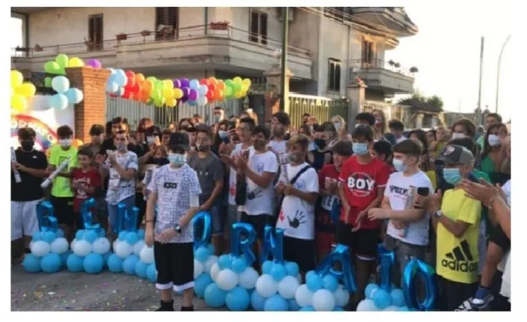 Travolto dal nipote del boss, Carmine torna a casa dopo un mese: compagni lo accolgono con una festa