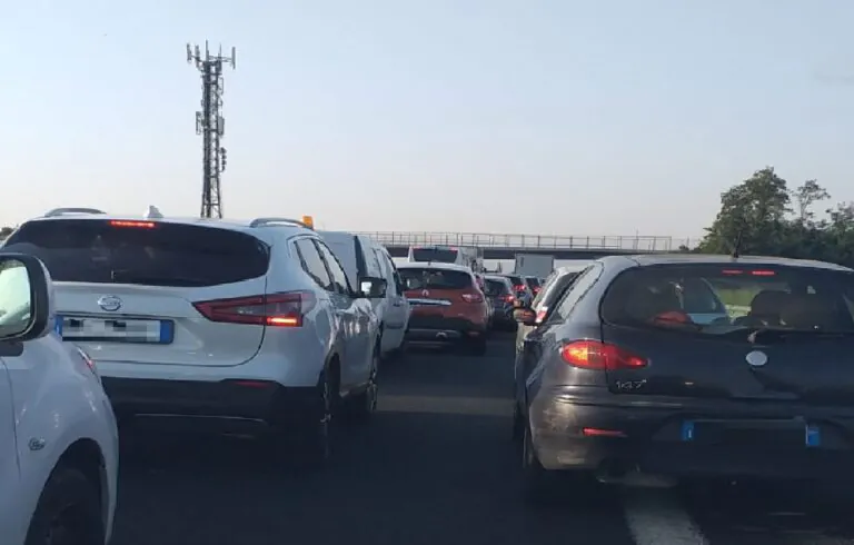 Treno deragliato, automobilisti in fila da ore: chiude un tratto di A1. FOTO