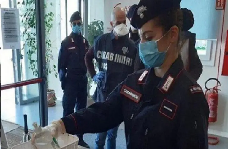 Clienti cacciati dal bar dai carabinieri: erano senza Green Pass