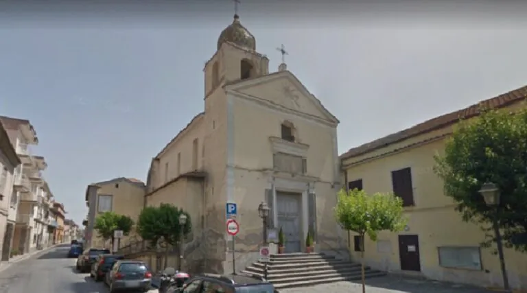 Calcinacci piovono in strada, paura per un’anziana: stava andando a messa. Pompieri sul posto