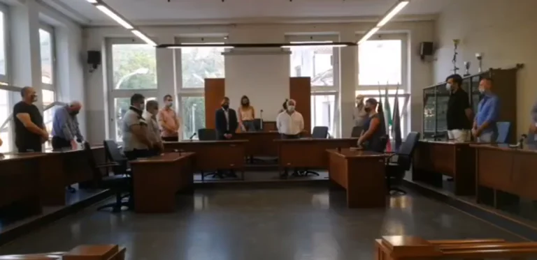 Consiglio lampo per il consuntivo: momento toccante dedicato alla famiglia Ferrara