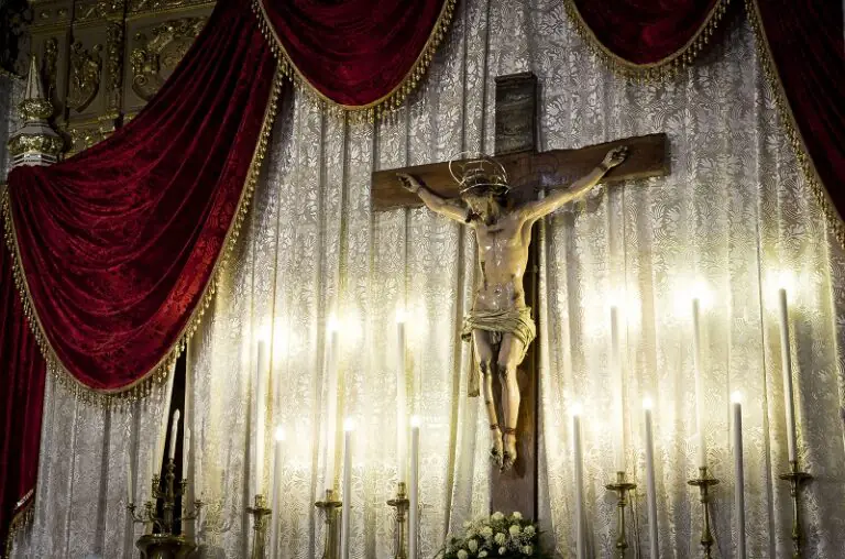 Crocifisso, la festa che non c’è: spazio solo ai riti religiosi. Le testimonianze dei devoti