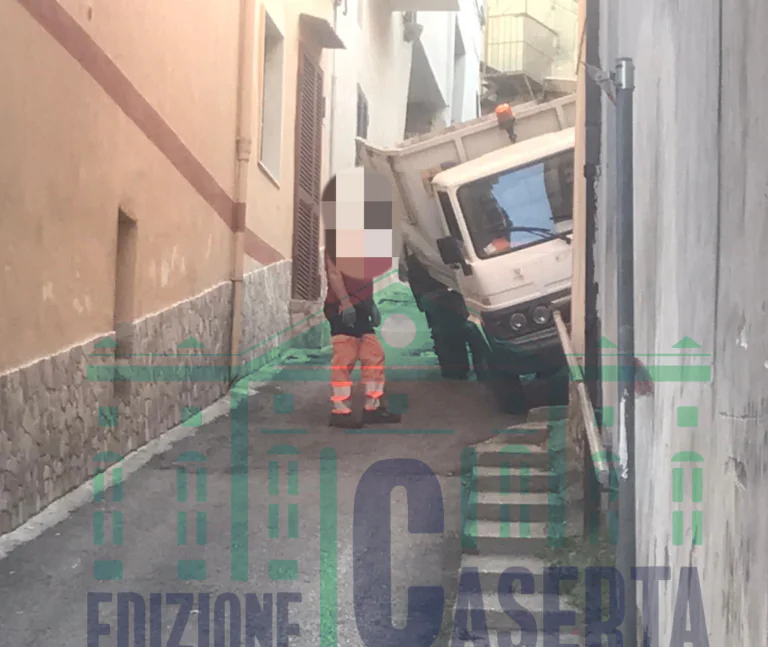 Navetta della raccolta con i freni in tilt in discesa: l’autista opta per lo schianto sul muro