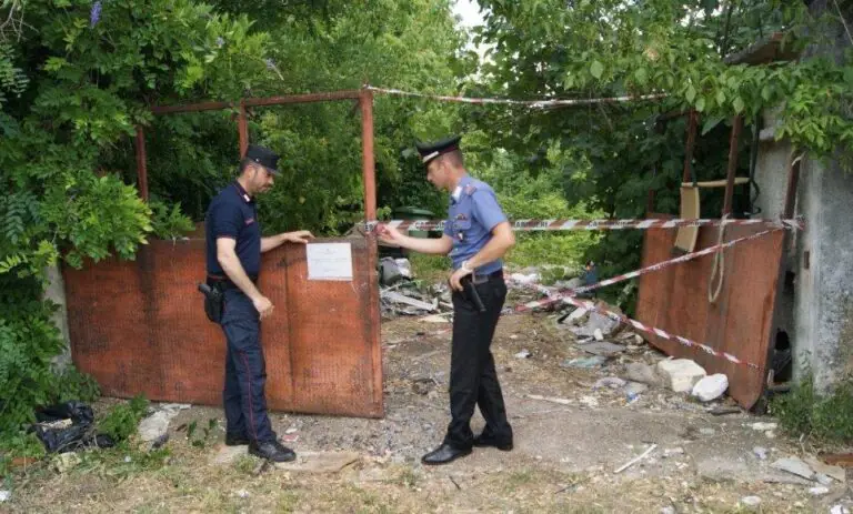 Beccati a sversare rifiuti: denunciate 2 persone
