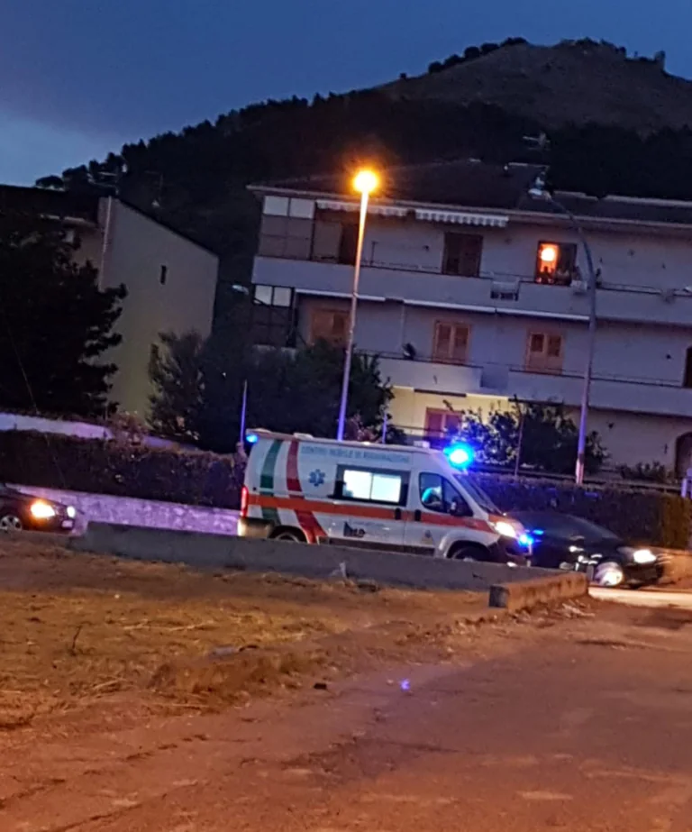 Perde conoscenza in zona Mercato