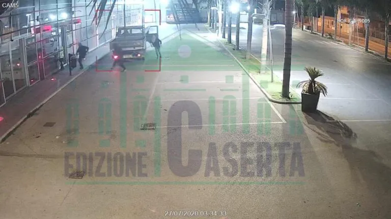 Raid all’Intralot: incappucciati fanno irruzione nel centro commerciale