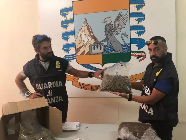 Prende reddito ma guadagna con lo spaccio: due nei guai. Fermata consegna di un chilo di droga