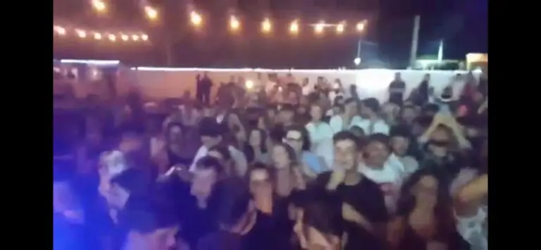 Locali pieni, zero distanze e mascherine: “Ecco la movida che ci porterà di nuovo al lockdown”. FOTO E VIDEO